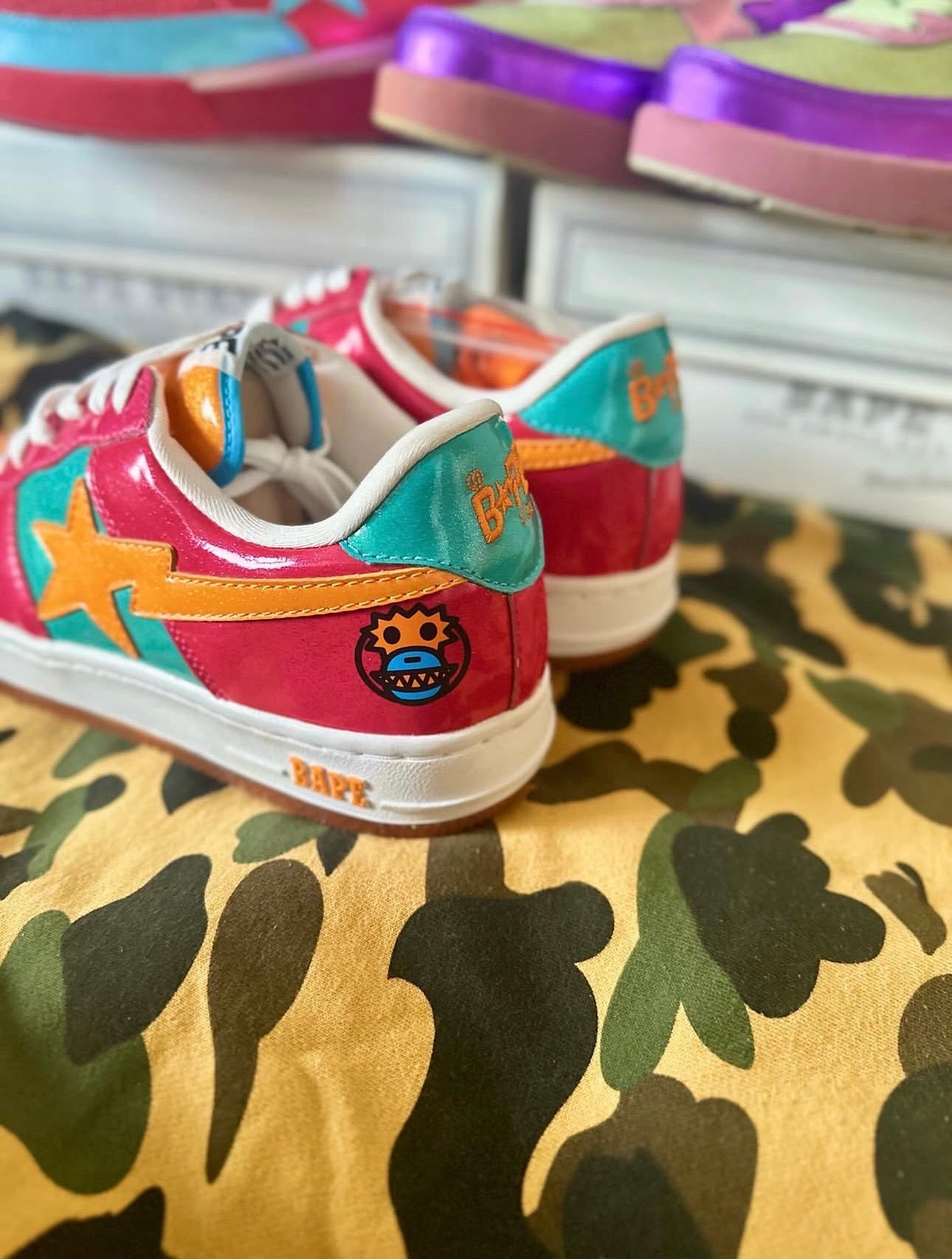 OG Bapesta Baby Milo Monster “Maroon” Glitter 2009 
Size 9 (DEADSTOCK)